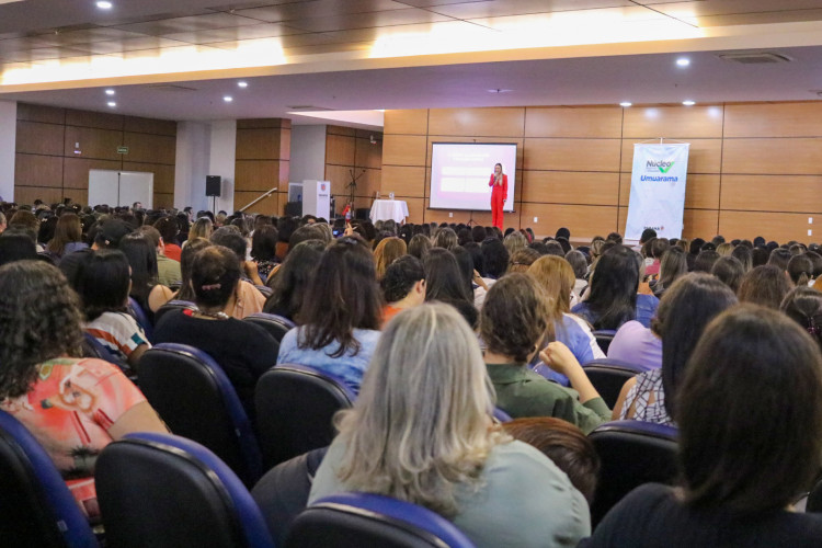 NRE de Umuarama capacita 600 professores em evento regional sobre autismo e inclusão. Na foto, Dra Leslye Sartori