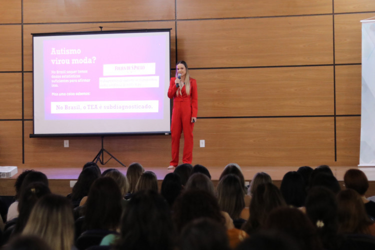 NRE de Umuarama capacita 600 professores em evento regional sobre autismo e inclusão. Na foto, Dra Leslye Sartori