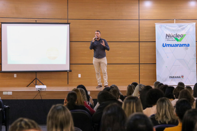 NRE de Umuarama capacita 600 professores em evento regional sobre autismo e inclusão. Na foto, Dra Leslye Sartori