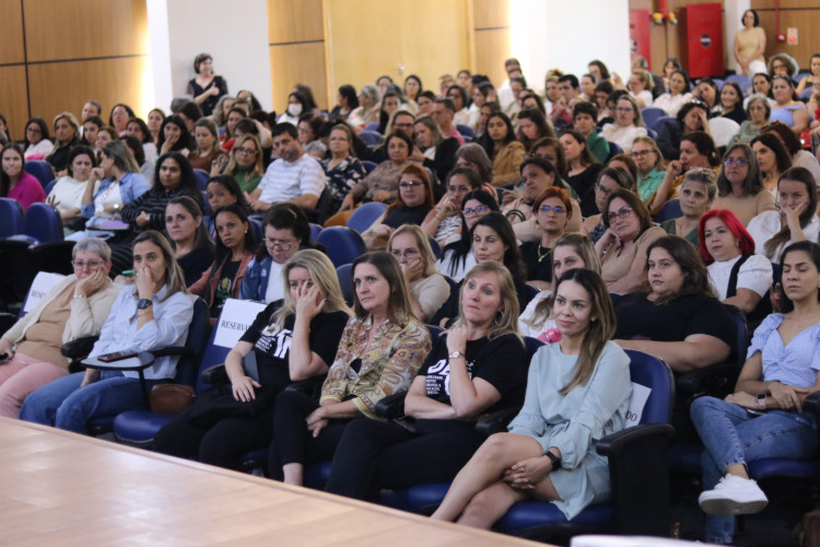 NRE de Umuarama capacita 600 professores em evento regional sobre autismo e inclusão. Na foto, Dra Leslye Sartori