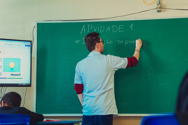 Governo apresenta projeto de lei para reajustar salário dos professores em até 11,31%