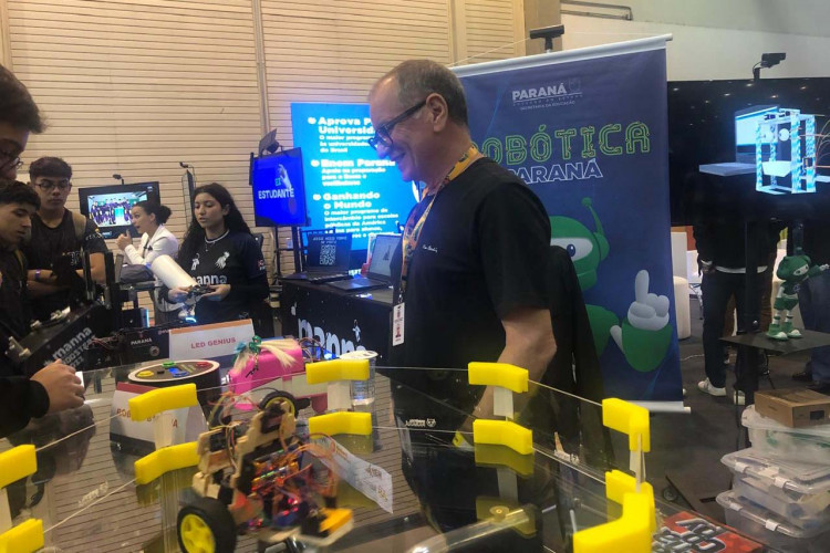 Estudantes da rede estadual descobrem oportunidades na feira de cursos da UFPR