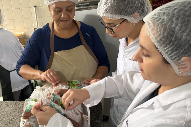 Polpas de frutas nativas enriquecem a merenda nas escolas estaduais do Paraná