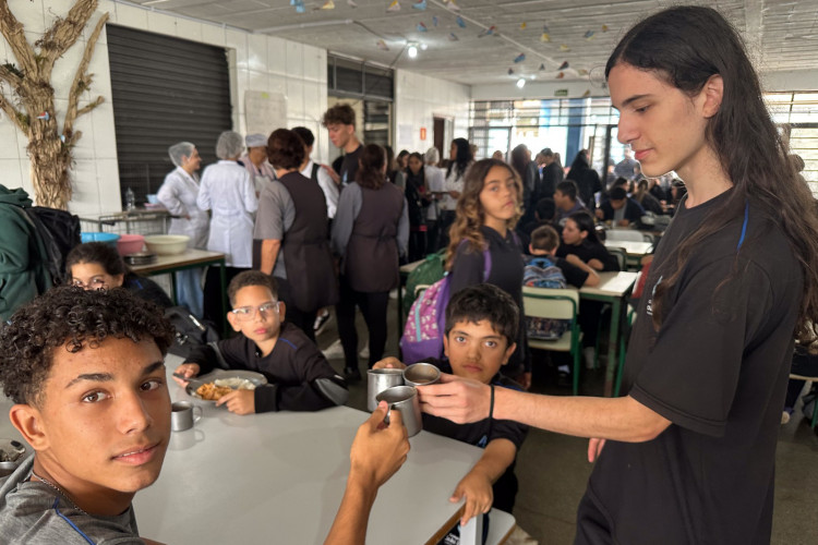 Polpas de frutas nativas enriquecem a merenda nas escolas estaduais do Paraná