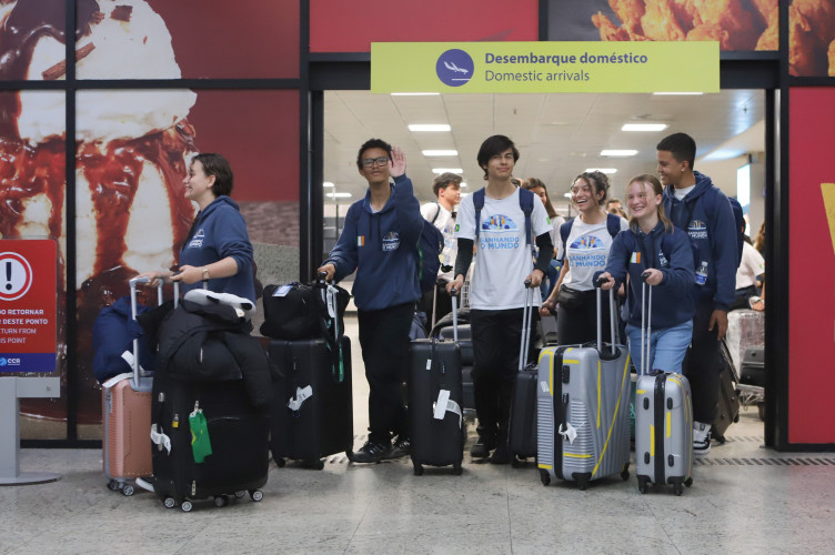 Inglês afiado e experiência de vida: 75 alunos do Ganhando o Mundo voltam da Irlanda