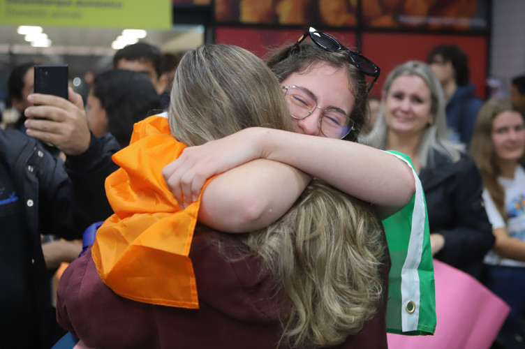 Inglês afiado e experiência de vida: 75 alunos do Ganhando o Mundo voltam da Irlanda