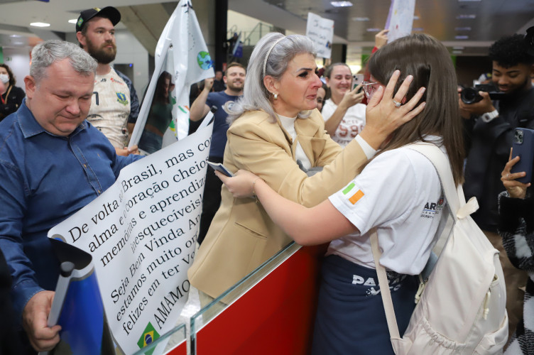 Inglês afiado e experiência de vida: 75 alunos do Ganhando o Mundo voltam da Irlanda