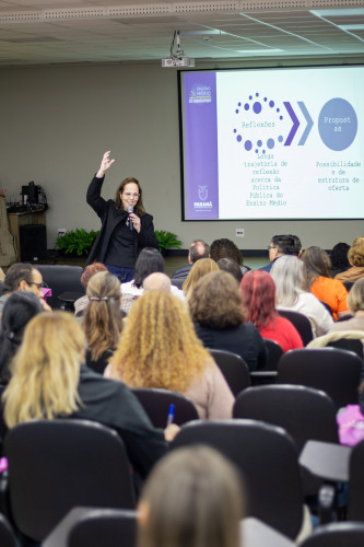 Evento reúne técnicos para fortalecer diretrizes do Ensino Médio Paranaense
