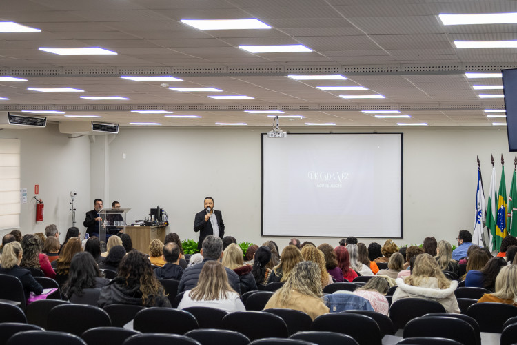Evento reúne técnicos para fortalecer diretrizes do Ensino Médio Paranaense