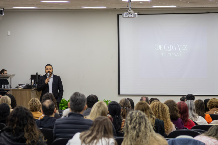 Evento reúne técnicos para fortalecer diretrizes do Ensino Médio Paranaense