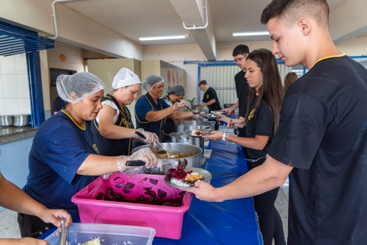 Restrição alimentar: nutricionistas acompanham alunos autistas na rede estadual