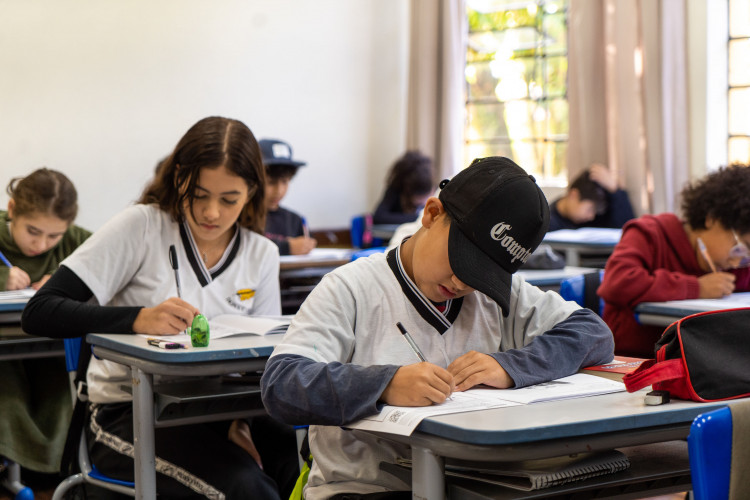 Mais de um milhão de alunos da rede pública participam da 1ª edição de 2025 da Prova Paraná