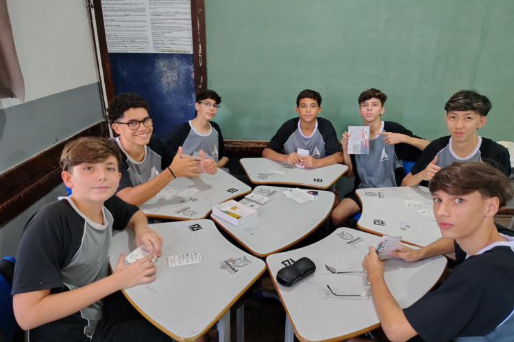 Saem telas, entram tabuleiros: restrição a celulares nas escolas revela novos interesses