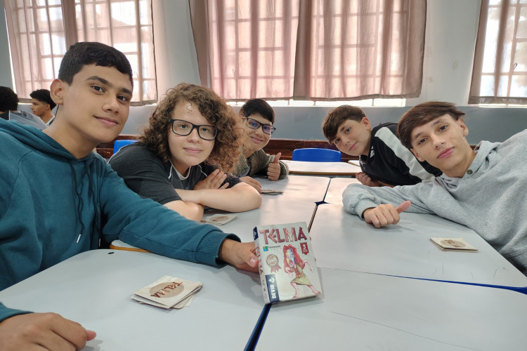 Saem telas, entram tabuleiros: restrição a celulares nas escolas revela novos interesses