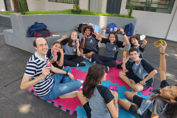 Saem telas, entram tabuleiros: restrição a celulares nas escolas revela novos interesses