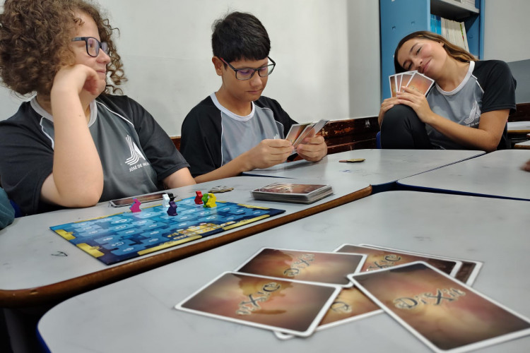 Saem telas, entram tabuleiros: restrição a celulares nas escolas revela novos interesses