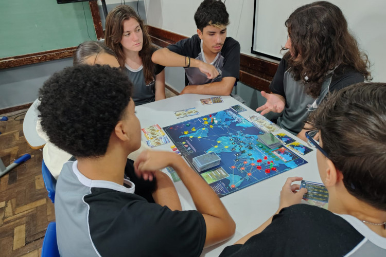 Saem telas, entram tabuleiros: restrição a celulares nas escolas revela novos interesses