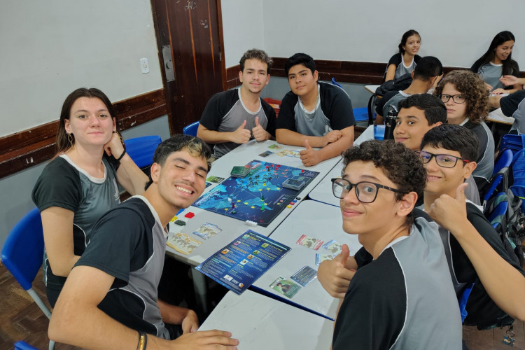 Saem telas, entram tabuleiros: restrição a celulares nas escolas revela novos interesses