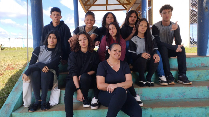 Alunos de colégio estadual em Arapoti transformam lixo orgânico em adubo para horta