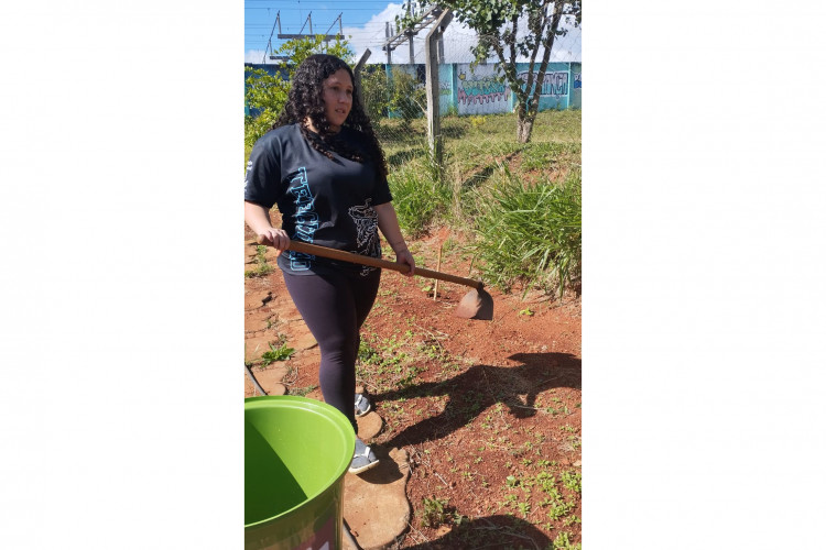 Alunos de colégio estadual em Arapoti transformam lixo orgânico em adubo para horta