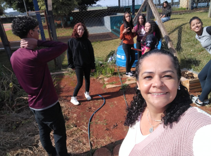 Alunos de colégio estadual em Arapoti transformam lixo orgânico em adubo para horta
