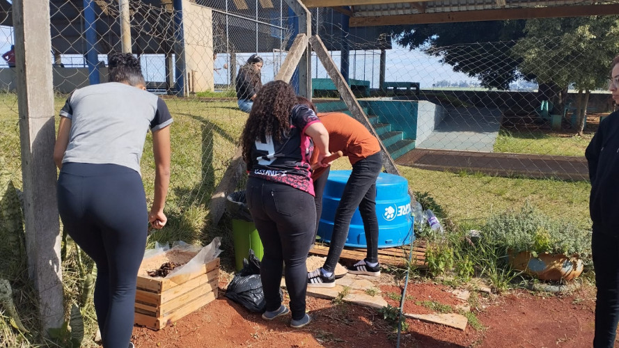 Alunos de colégio estadual em Arapoti transformam lixo orgânico em adubo para horta