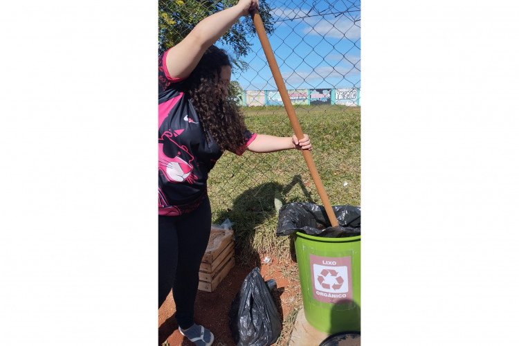 Alunos de colégio estadual em Arapoti transformam lixo orgânico em adubo para horta