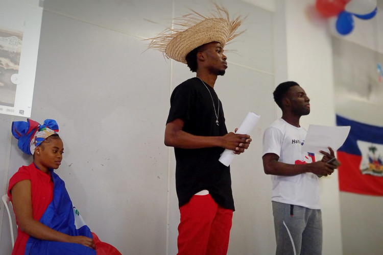 Inclusão: comunidade haitiana celebra identidade e cultura no Ceebja de Cascavel