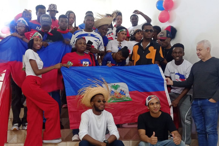 Inclusão: comunidade haitiana celebra identidade e cultura no Ceebja de Cascavel