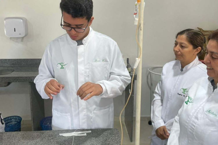 Da escola ao trabalho: curso técnico em Enfermagem garante emprego a recém-formados