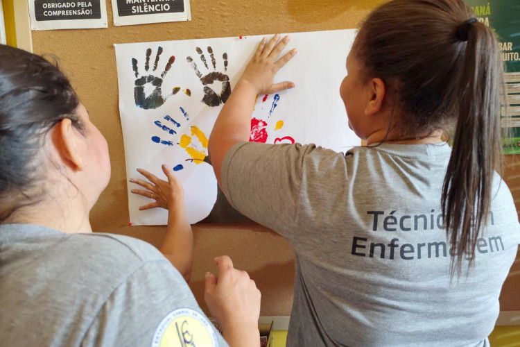 Da escola ao trabalho: curso técnico em Enfermagem garante emprego a recém-formados