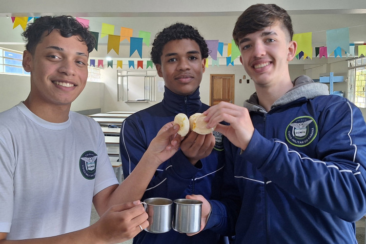 Sucesso nos lanches: escolas estaduais agora têm pães de queijo e palitos de queijo