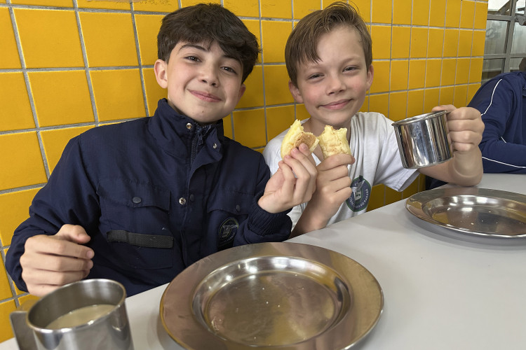 Sucesso nos lanches: escolas estaduais agora têm pães de queijo e palitos de queijo