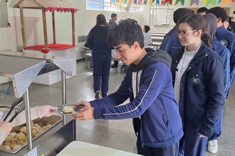 Sucesso nos lanches: escolas estaduais agora têm pães de queijo e palitos de queijo