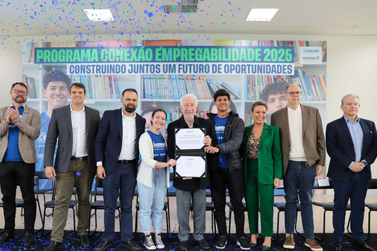 Estado aproxima escolas e empresas para criar 40 mil vagas de estágio em 2025