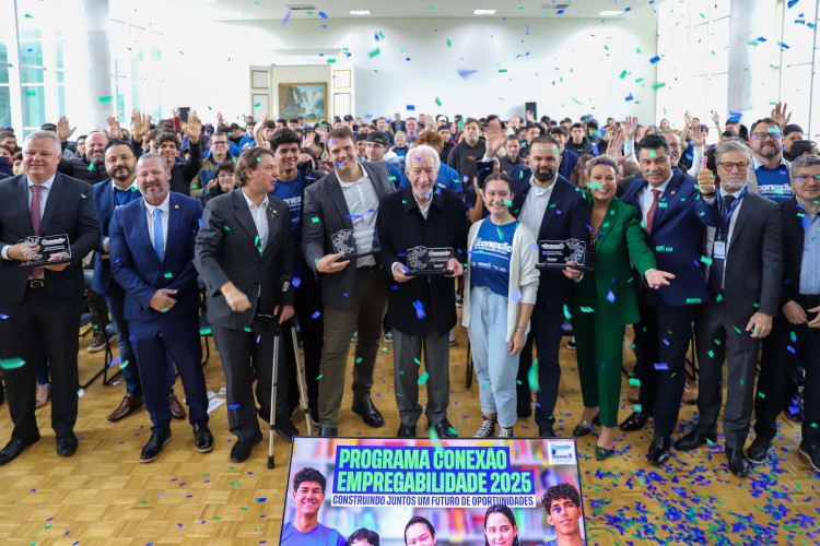 Estado aproxima escolas e empresas para criar 40 mil vagas de estágio em 2025