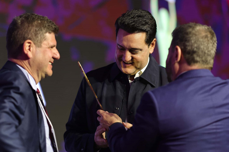 Governador destaca salto na educação do Paraná ao receber prêmio Político Humanizador