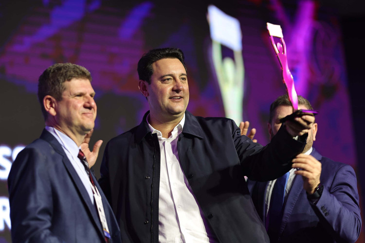 Governador destaca salto na educação do Paraná ao receber prêmio Político Humanizador