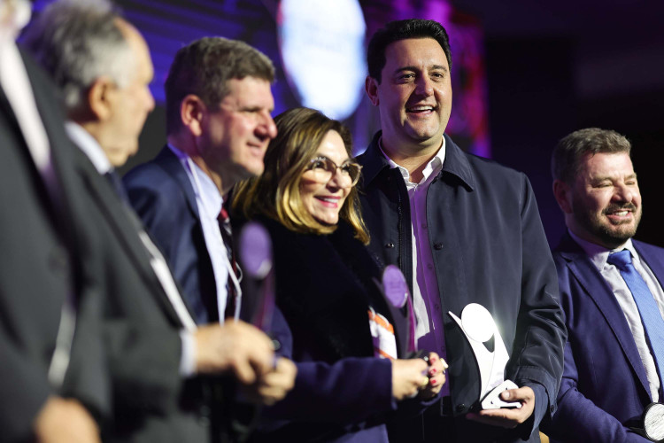 Governador destaca salto na educação do Paraná ao receber prêmio Político Humanizador