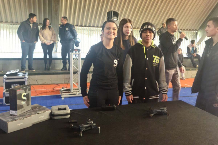 Alunos da rede estadual pilotam drones e mostram resultados das aulas de Robótica