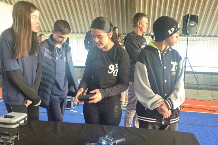 Alunos da rede estadual pilotam drones e mostram resultados das aulas de Robótica