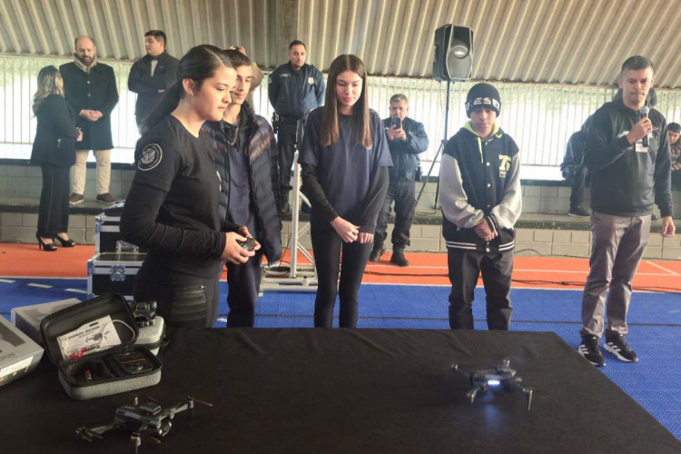 Alunos da rede estadual pilotam drones e mostram resultados das aulas de Robótica