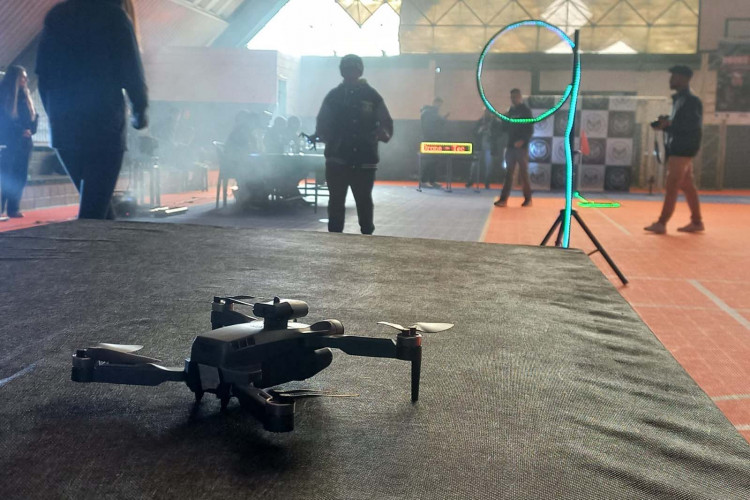 Alunos da rede estadual pilotam drones e mostram resultados das aulas de Robótica