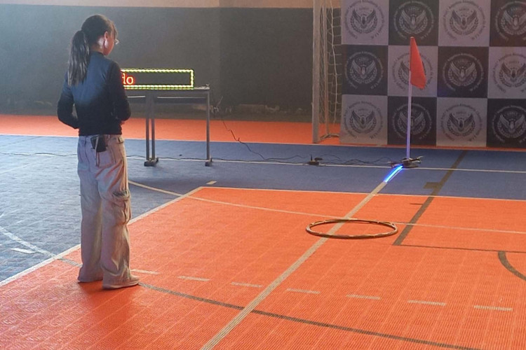 Alunos da rede estadual pilotam drones e mostram resultados das aulas de Robótica