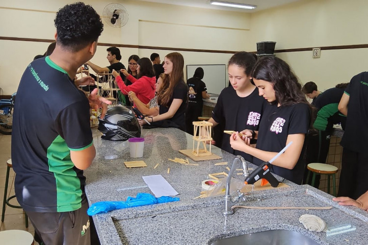 Programa inovador da rede estadual com situações reais prepara alunos para avaliações