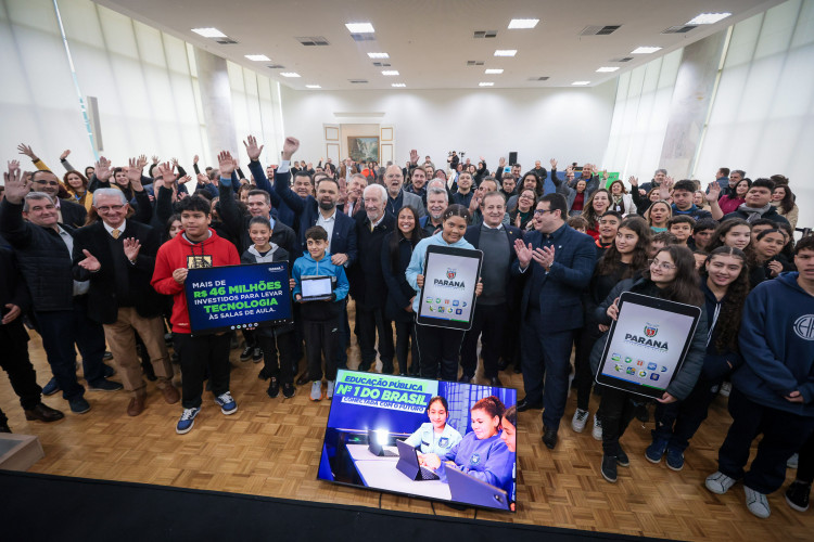 Mais tecnologia: Estado entrega 25 mil tablets e 2,8 mil carrinhos de recarga para escolas