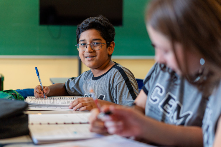 Rede estadual retoma aulas na segunda com 988 novos professores e mais intercâmbios