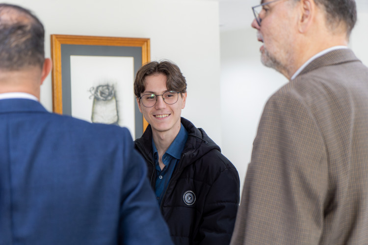 Parananese que vai representar Brasil em Olimpíada de IA ganha notebook e conta trajetória