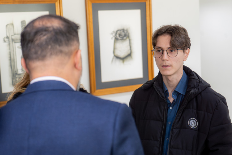 Parananese que vai representar Brasil em Olimpíada de IA ganha notebook e conta trajetória