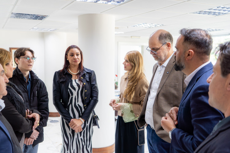 Parananese que vai representar Brasil em Olimpíada de IA ganha notebook e conta trajetória